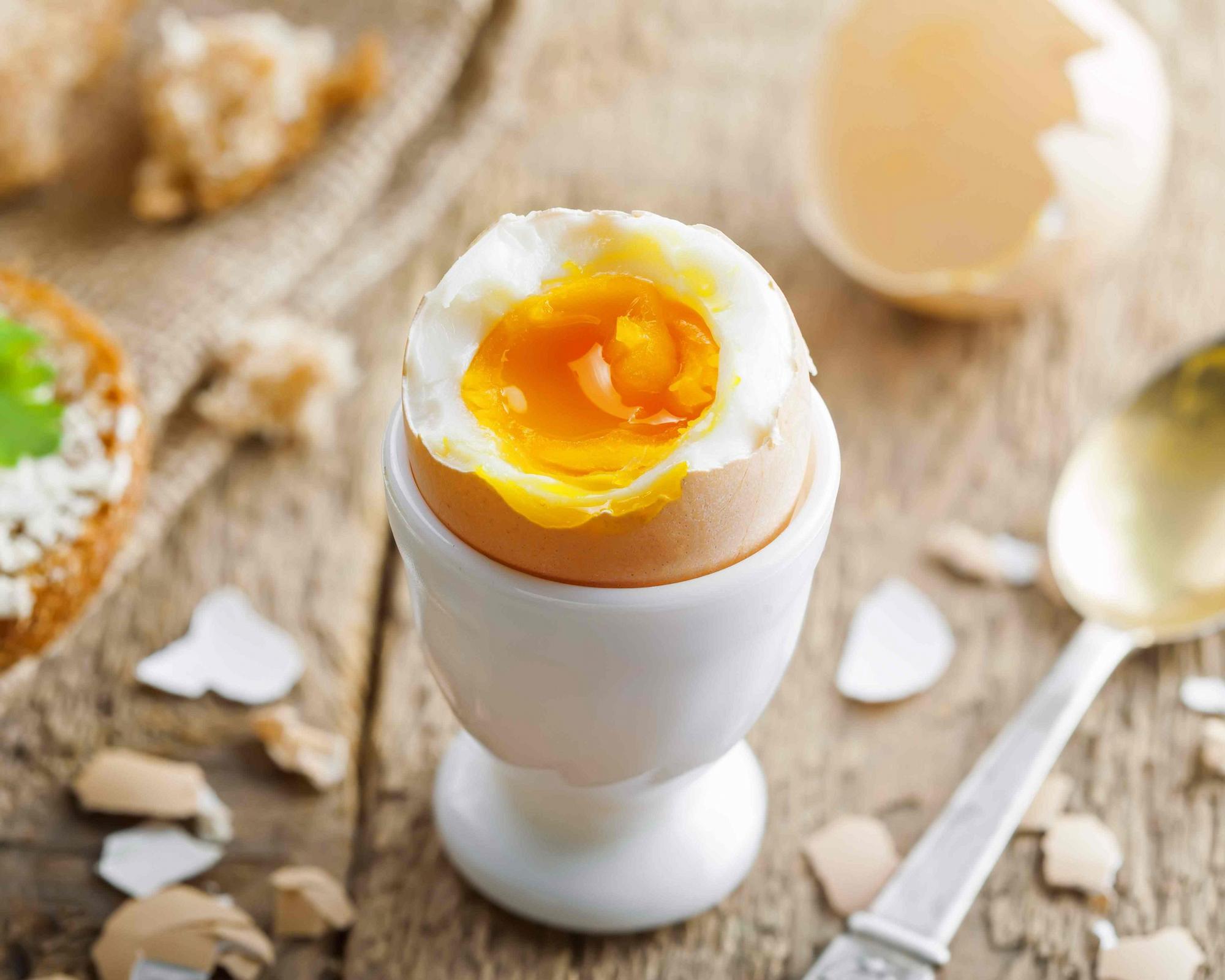 Gekochtes Frühstücksei im Eierbecher