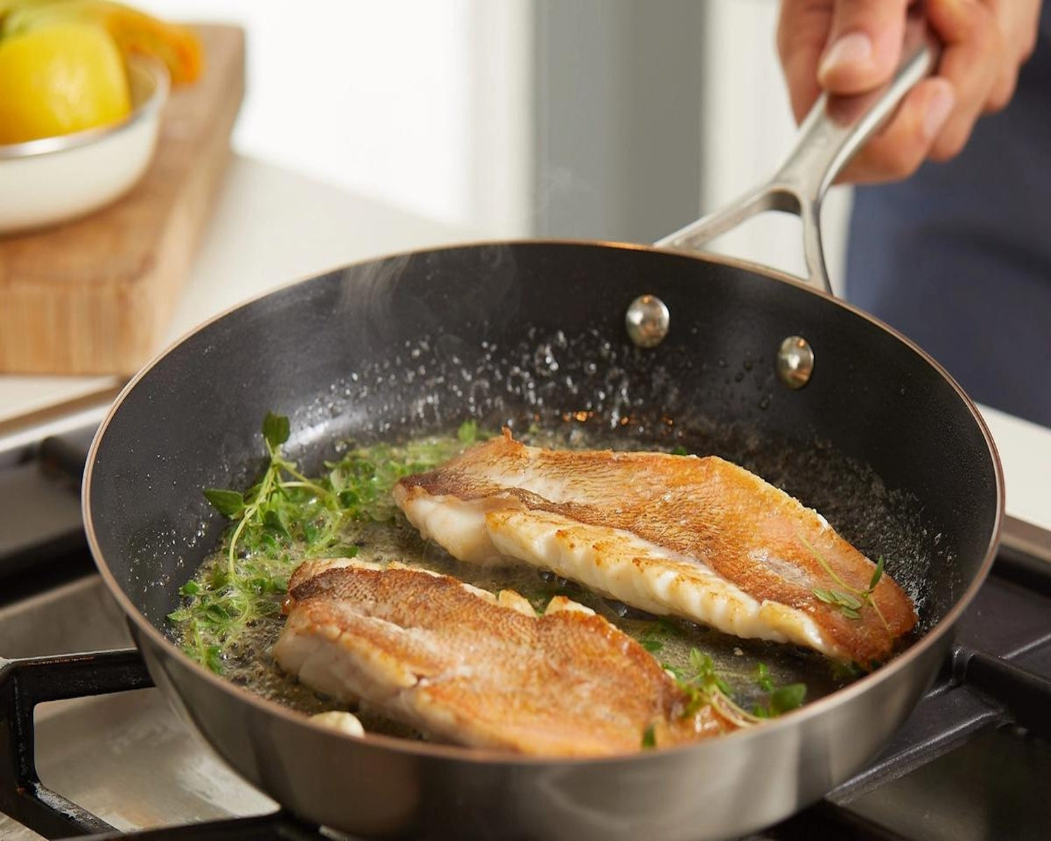 Knusprig gebratenes Fischfilet in der Pfanne