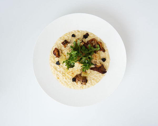 Cremiges Zitronenrisotto mit Magic-Dust-Pilzen, schwarzem Knoblauch, Parmesan-Chips und Zitronenfilets