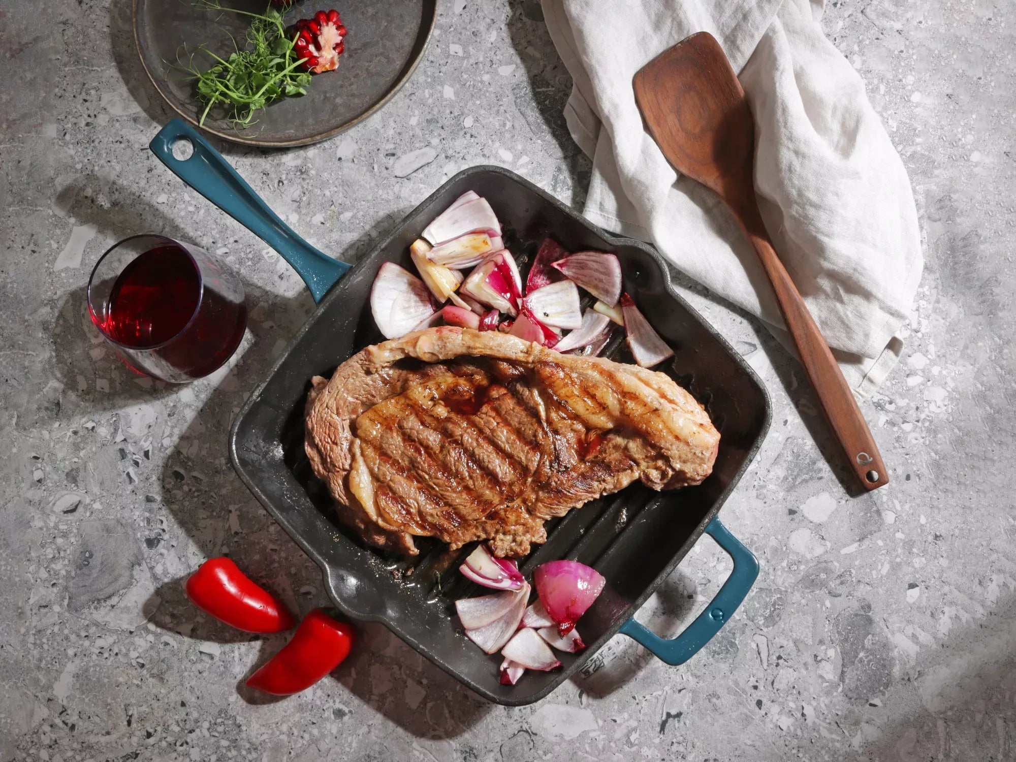 Steak mit Fleischpresse in einer Grillpfanne