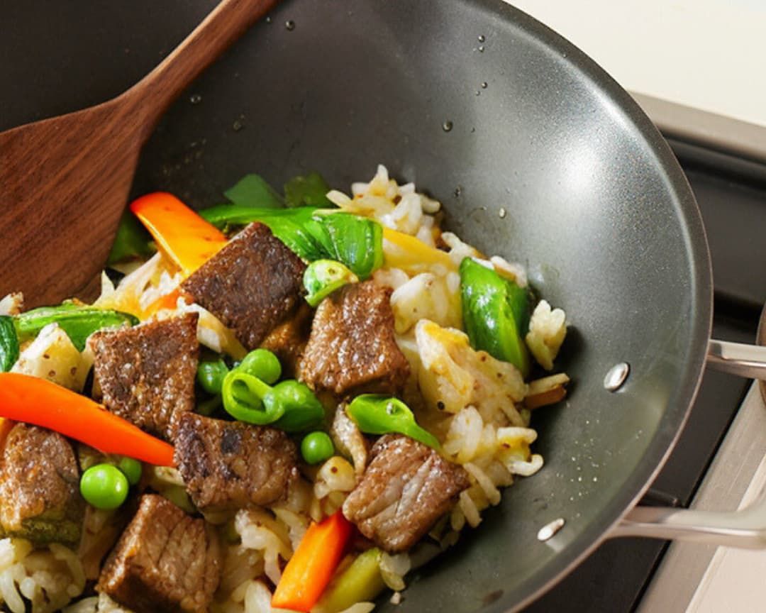 Asiatische Reispfanne mit Rindfleisch